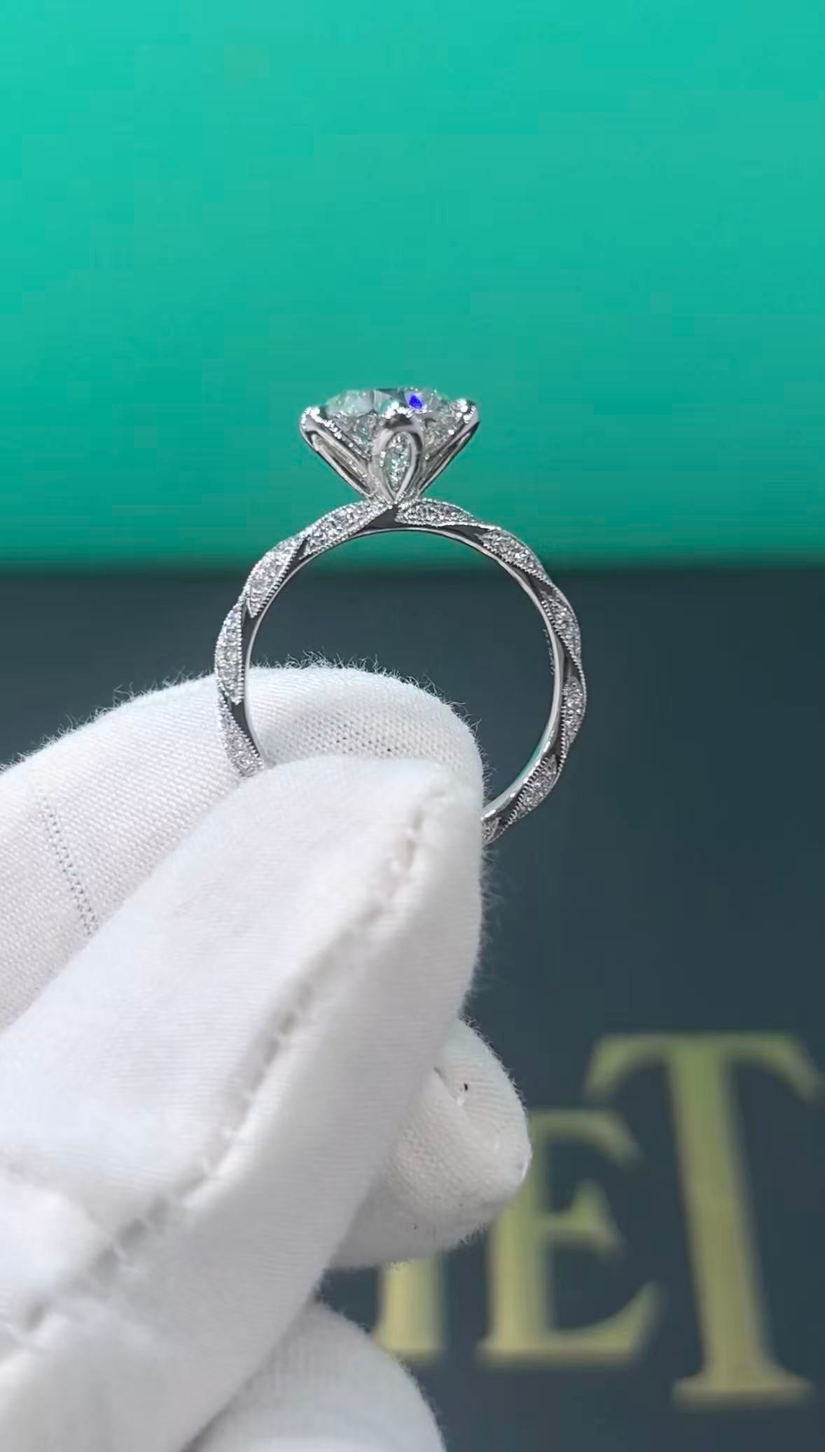 Balance round diamond with platinum ring setting